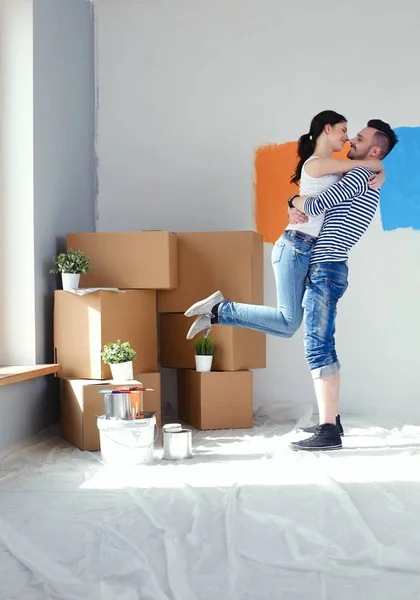 Glückliches junges Paar zieht in neues Haus ein. junges Paar — Stockfoto