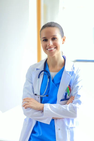 Médica mulher em pé perto da janela do hospital. Mulher médica — Fotografia de Stock