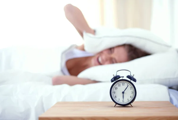若い女性と自宅の寝室で目覚まし時計を眠っています。眠っている若い女性. — ストック写真
