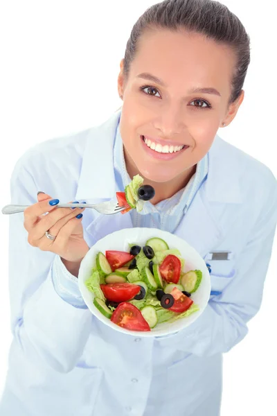 Retrato de una hermosa doctora sosteniendo un plato con verduras frescas. Mujeres doctores. — Foto de Stock