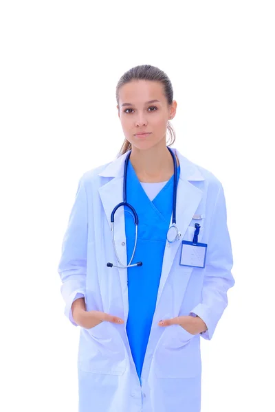 Mooie jonge vrouw in witte jas poserend met de hand in de zak. Vrouwelijke dokter — Stockfoto