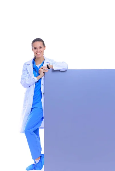 Una doctora con una cartelera en blanco. Mujer doctora — Foto de Stock