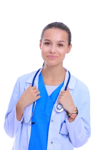 Piękna młoda kobieta w białym płaszczu pozująca z ręką w kieszeni. Kobieta lekarz — Zdjęcie stockowe