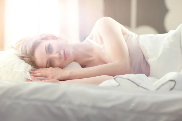 Csinos nő fekszik az ágyán otthon.. — Stock Fotó