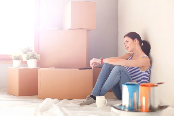 Vrouw in een nieuw huis met kartonnen dozen. Vrouw in huis.. — Stockfoto
