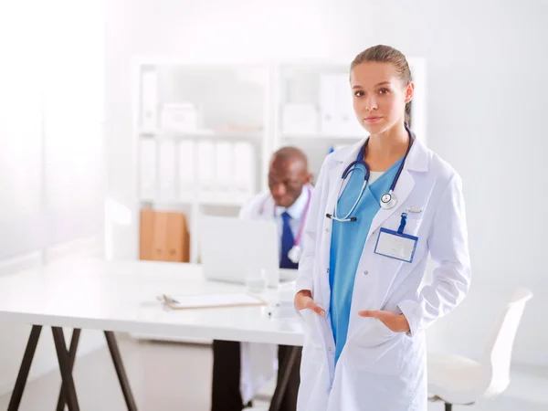 Médico que ofrece la mano para estrechar en el primer plano de la oficina. Médicos. —  Fotos de Stock