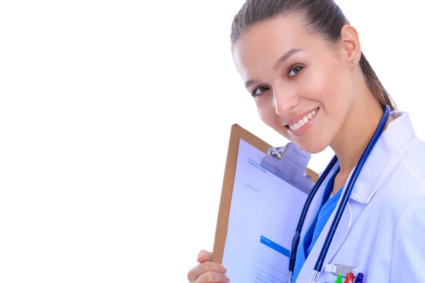 Médecin féminin avec presse-papiers. Femme médecin — Photo