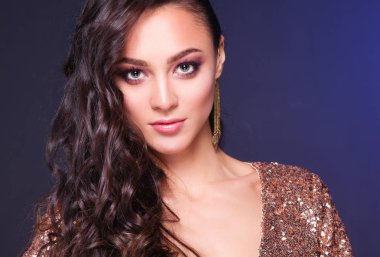 Abiye siyah arka plan üzerine güzel genç kadın.