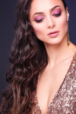 Abiye siyah arka plan üzerine güzel genç kadın.