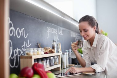 mutfak arka planı duran genç bir kadın portresi.