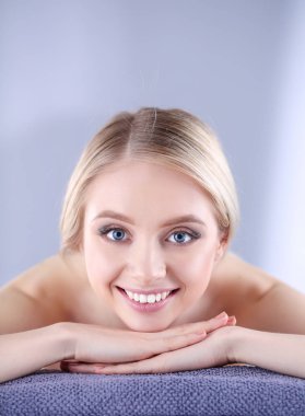 Bir masaj masanın üzerinde yatan, rahatlatıcı bir genç kadın. Kadın. Spa Salonu