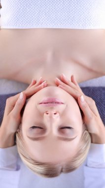 Masaj masasında uzanmış gözleri kapalı rahatlayan genç bir kadın. - Kadın. Spa salonu