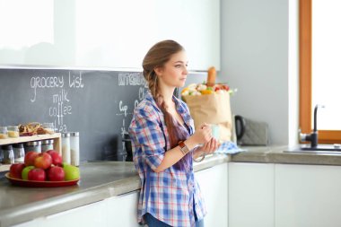 mutlu kadın evde Mutfakta çay içme.