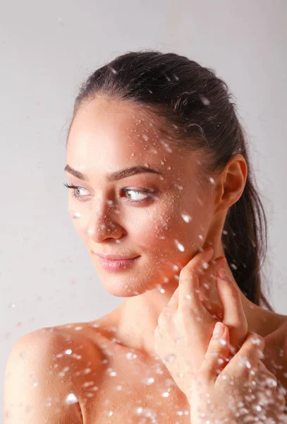 Jonge beautyful vrouw onder de douche in de badkamer. — Stockfoto