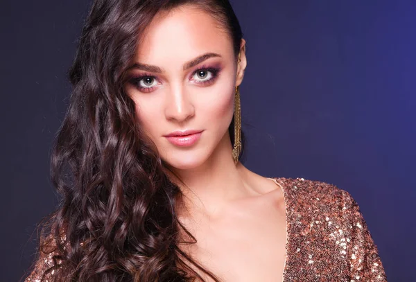 Abiye siyah arka plan üzerine güzel genç kadın.