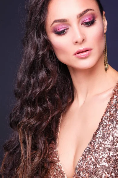 Abiye siyah arka plan üzerine güzel genç kadın.