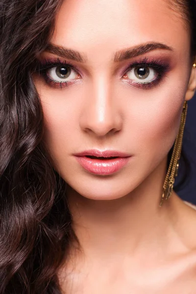 Abiye siyah arka plan üzerine güzel genç kadın.