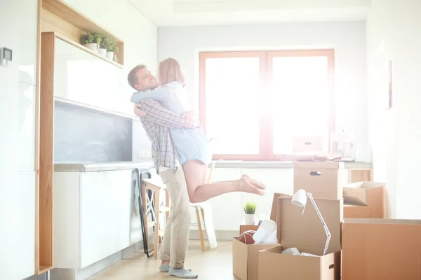Retrato de una joven pareja mudándose a un nuevo hogar. Pareja joven —  Fotos de Stock