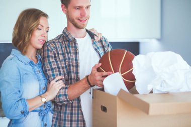 Karton açma çift yeni evlerinde kutuları. Genç Çift.