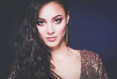 Abiye siyah arka plan üzerine güzel genç kadın.