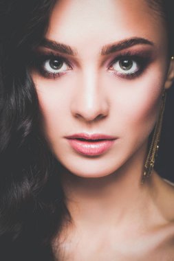 Abiye siyah arka plan üzerine güzel genç kadın.