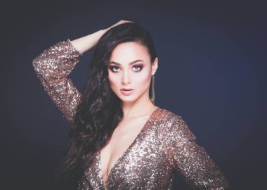 Abiye siyah arka plan üzerine güzel genç kadın.