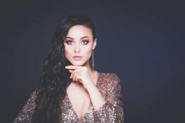 Abiye siyah arka plan üzerine güzel genç kadın.