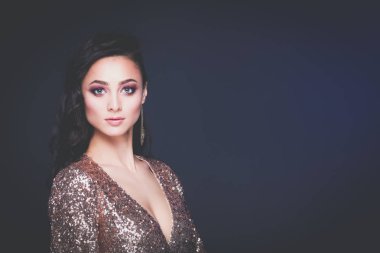 Abiye siyah arka plan üzerine güzel genç kadın.