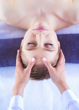 Masaj masasında uzanmış gözleri kapalı rahatlayan genç bir kadın. - Kadın. Spa salonu