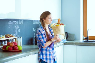 mutlu kadın evde Mutfakta çay içme.