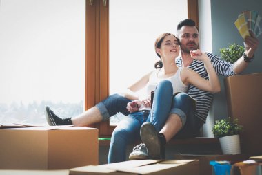 Evde pencere kenarında oturan hareketli çift. Çift