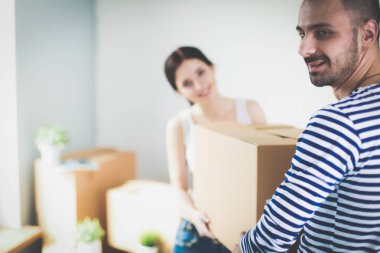 Açma veya kutu ambalaj ve yeni evine taşıdıktan mutlu genç bir çift. Genç Çift