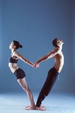 Genç çift Acro yoga mat Studio birlikte uygulamak. Acroyoga. Çift yoga. Ortak yoga.