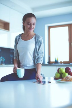 mutlu kadın evde Mutfakta çay içme.