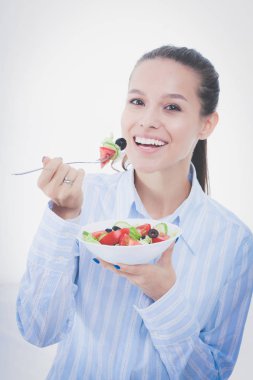 Sağlıklı yemek yiyen güzel bir kız. Güzel kız.