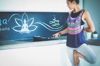 Formda ve çekici genç bir kadın sağlıklı yemek hazırlıyor. Kadın.