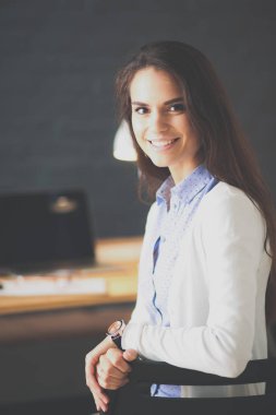 Masada oturan genç bir kadın..