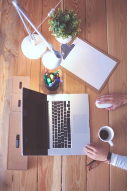 Masada oturan genç bir kadın..