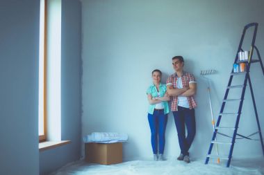 Genç çift yeni ev taşıma portresi. Genç Çift