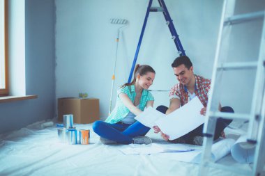 Genç katta oturan ve onlar hakkında tasarruf hesaplama çift. Genç Çift