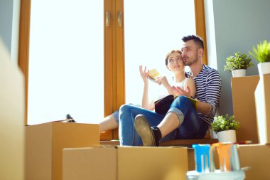 Evde pencere kenarında oturan hareketli çift. Çift