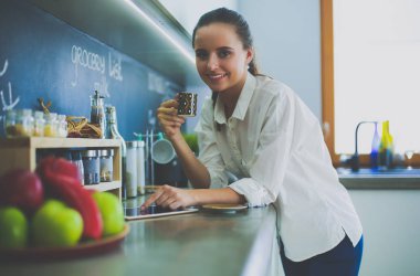 mutfak arka planı duran genç bir kadın portresi.