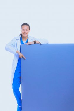 Boş reklam panosu olan bir kadın doktor. Kadın doktor