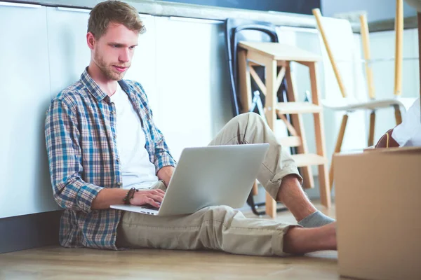 Porträtt av unga par som flyttar i nya hem. Ungt par — Stockfoto