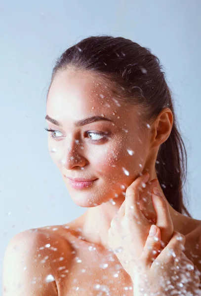 Jeune femme belle sous la douche dans la salle de bain . — Photo