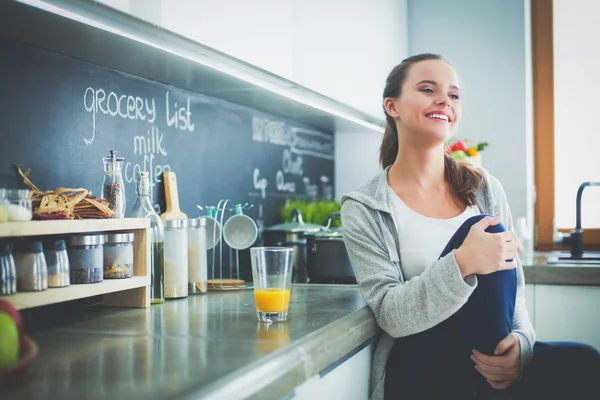 Mutfaktaki kadın. Mutfakta yemek yapmak..