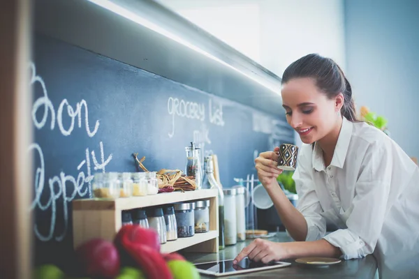 mutfak arka planı duran genç bir kadın portresi.