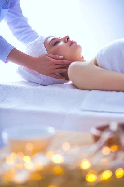 Jeune femme allongée sur une table de massage, relaxante les yeux fermés. Femme. Salon de spa — Photo