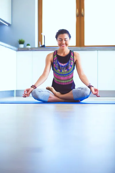 Jeune femme faisant du yoga à la maison en position lotus. Du yoga. Femme. Mode de vie — Photo