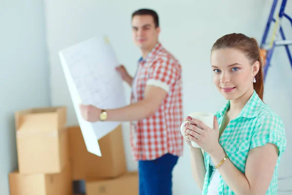 Retrato de una joven pareja mudándose a un nuevo hogar. Pareja joven — Foto de Stock